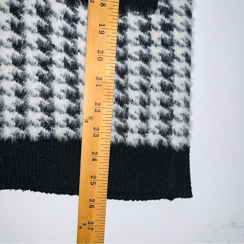 Tahari Black and White Houndstooth Cardigan with Gold Buttons XS to Medium - Picture 6 of 16